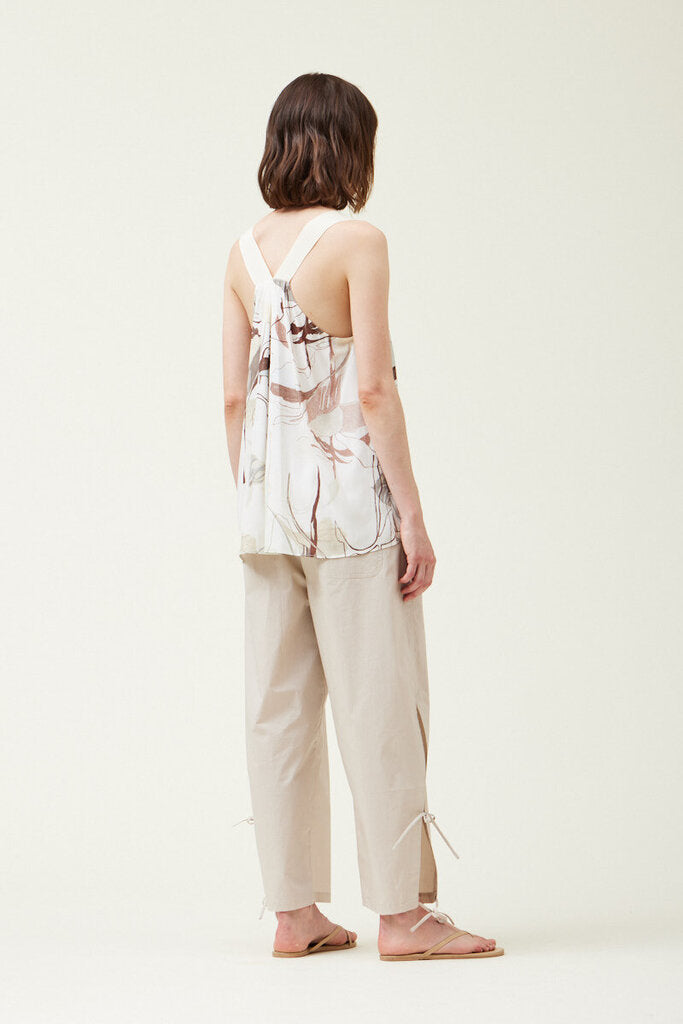 GRADE & GATHER Sleeveless White V-neck Printed Top