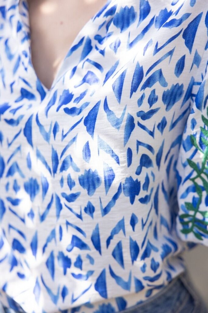 VOY White and Blue with Green Embroidered Short Sleeve Top