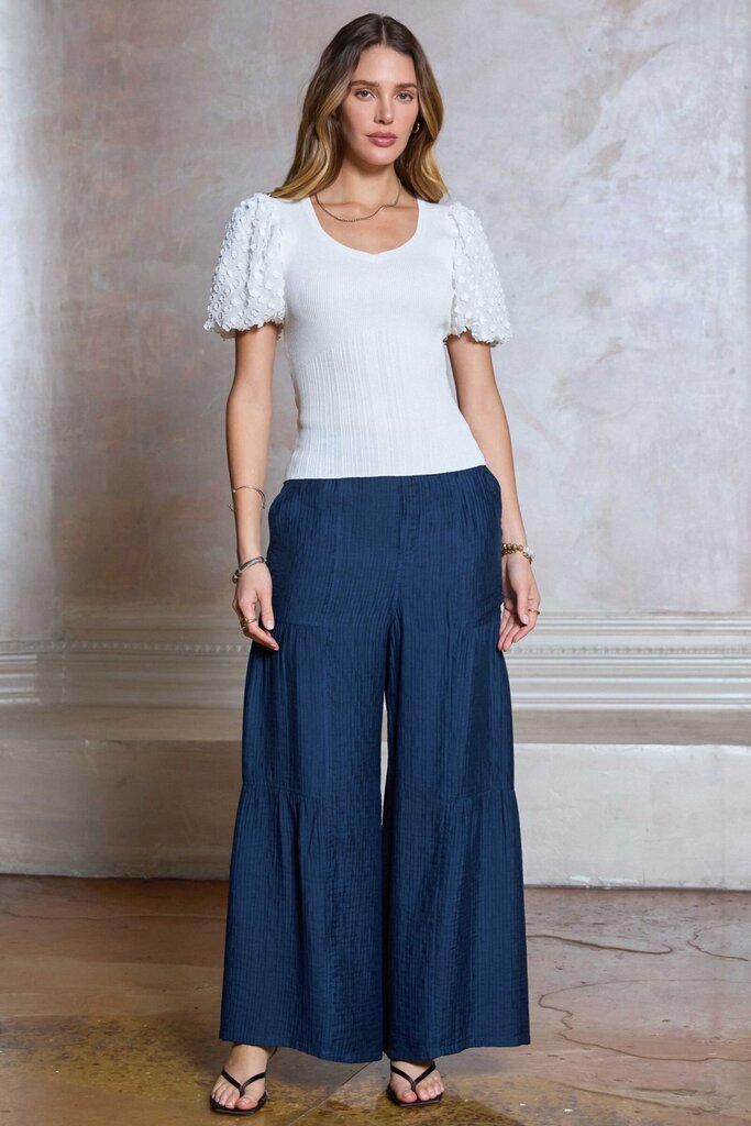 CURRANT AIR White Knit with Floral Applique' Short Sleeves Top