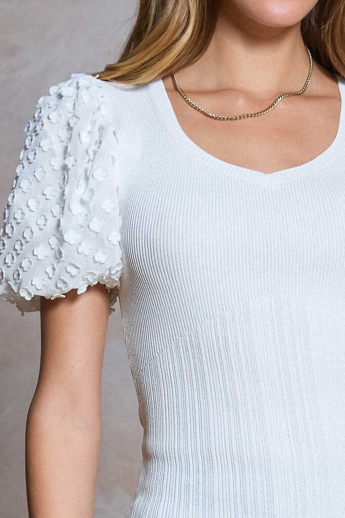 CURRANT AIR White Knit with Floral Applique' Short Sleeves Top