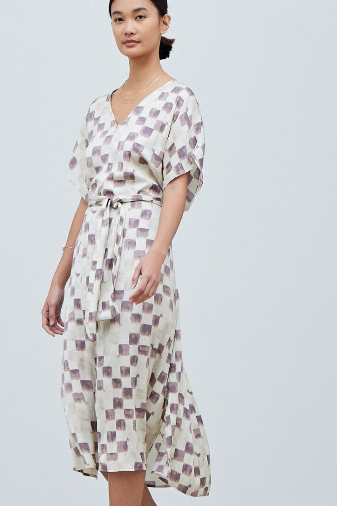 GRADE & GATHER Cream and Mauve Short Sleeve V-neck Checker Midi Dress