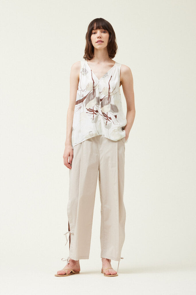 GRADE & GATHER Sleeveless White V-neck Printed Top